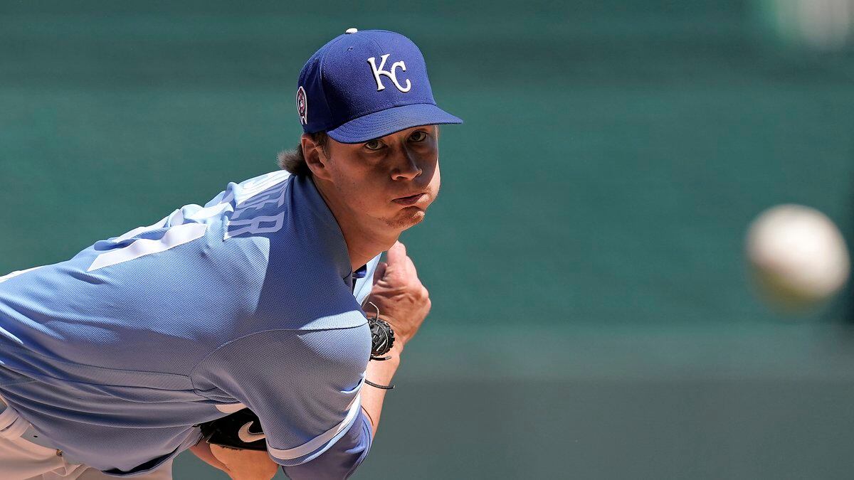 Brady Singer, Florida topple Louisville at College World Series