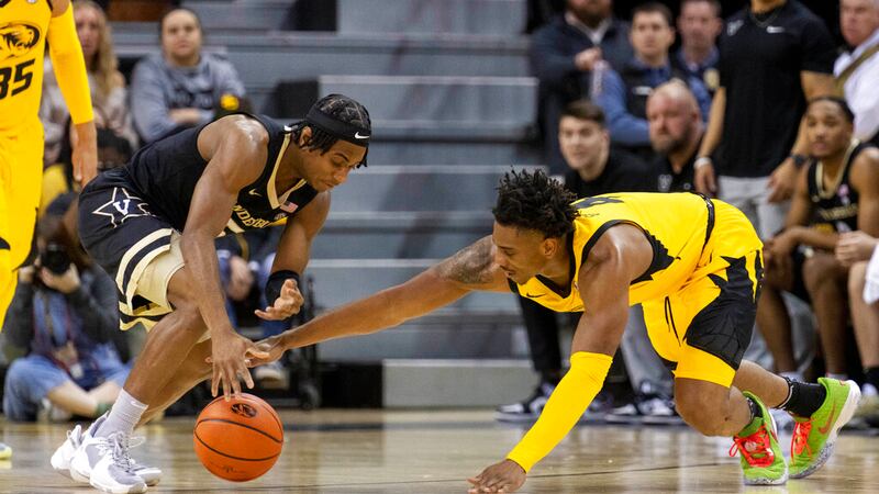 Missouri's DeAndre Gholston, right, tries to steal the ball from Vanderbilt's Ezra Manjon,...